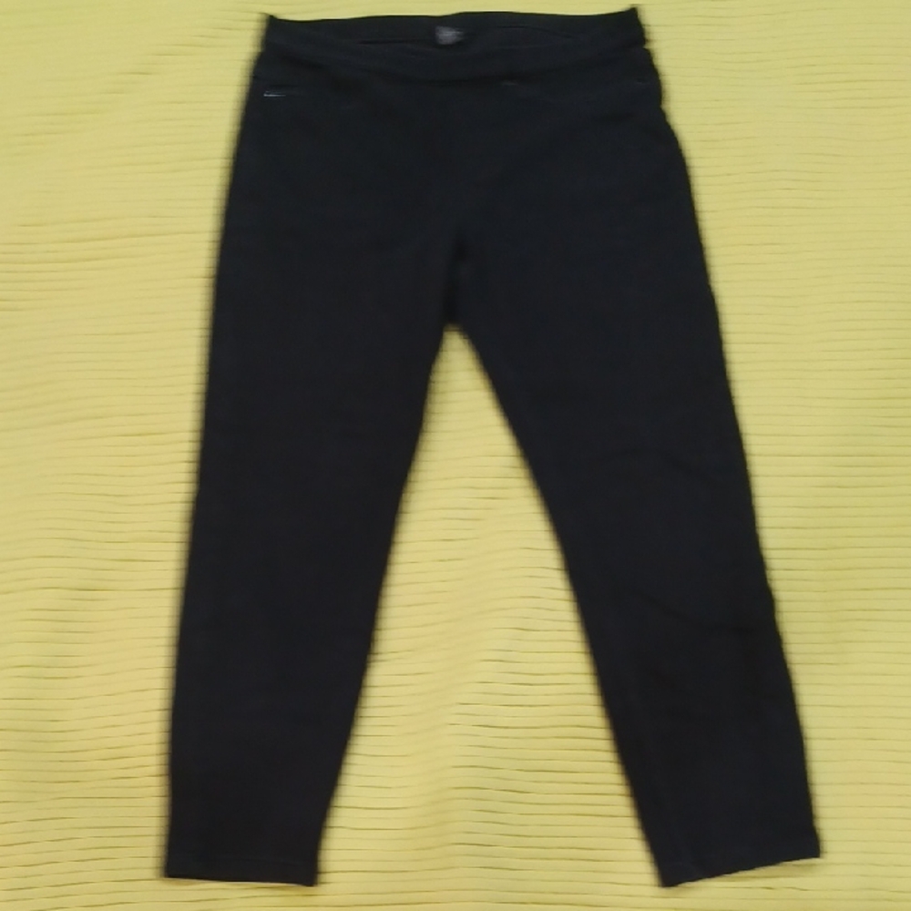 HUE Black Cropped Pants
